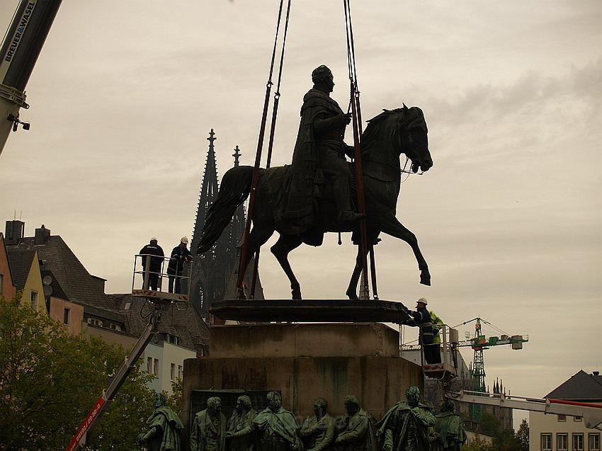 Reiterdenkmal kehrt zurueck auf dem Heumarkt P56.JPG